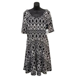 Fashion To Figure Dress Womens Black White Half Sleeve Stretch Flare Size 2 NWT